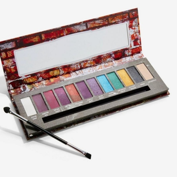 NWT Manic Panic Amplified Eyeshadow Palette. - Picture 3 of 15